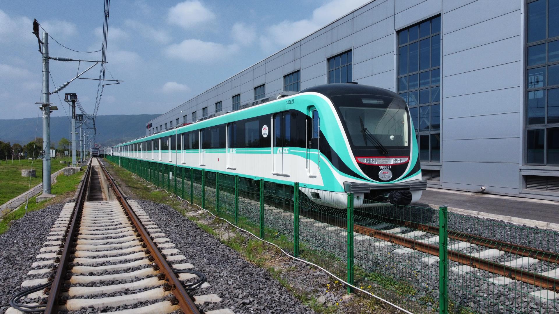 圖四：重慶機電集團參股企業(yè)重慶中車長客生產的重慶軌道交通18號線首列電客車進入大批量生產階段。.jpg